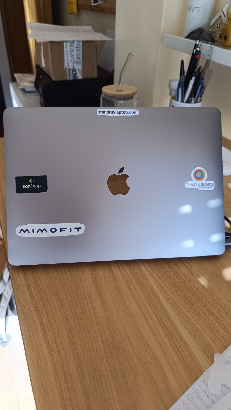 The stickers on Margarida  Porto's lid